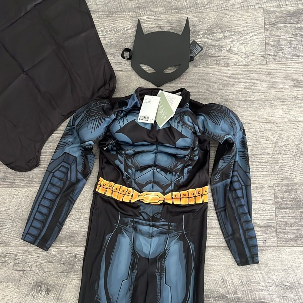 H&M Kids Superhero Costume with Mask and Cape - Black NWT Halloween sz 6-7